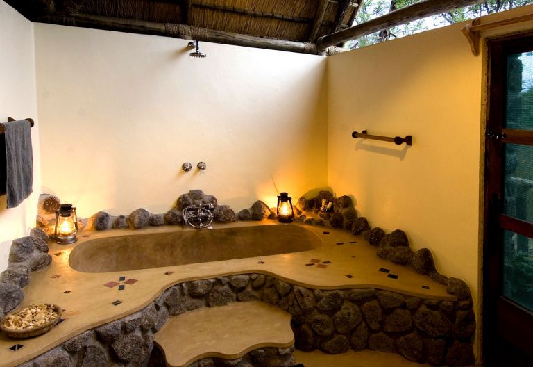 Mvuu Lodge, Badewanne mit Steinverzierung © Foto: Dana Allen