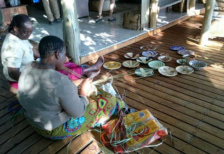 Frauen flechten Körbe, Tubu Tree Camp, Okavango-Delta © Foto: Ulrike Pârvu | Outback Africa