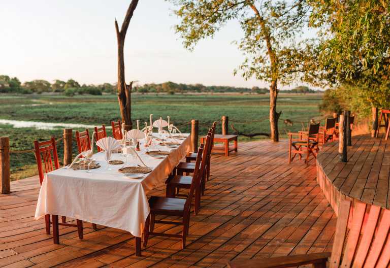 Terrasse des Musekese Camps mit Blick auf Eden Lagoon © Foto: Mana Meadows | J&M Safaris