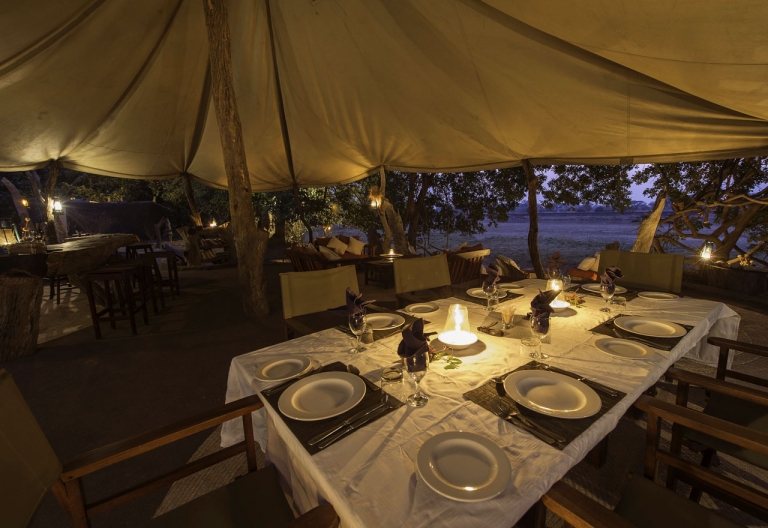Abendessen im Tena Tena Camp © Foto: Robin Pope Safaris