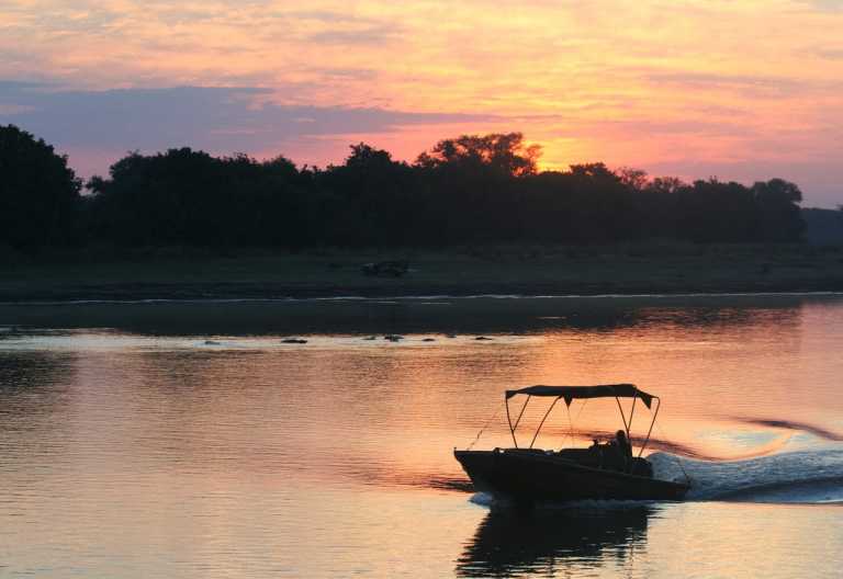 Luangwa River Camp, Wassertaxi am frühen Morgen am Luangwa © Foto: Robin Pope Safaris