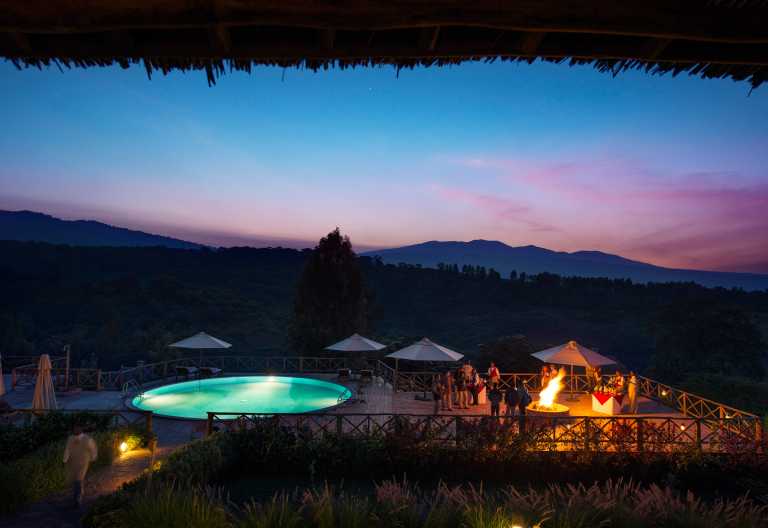 Abendstimmung mit Lagerfeuer am Pool der Neptune Ngorongoro Luxury Lodge © Foto: Neptune Hotels