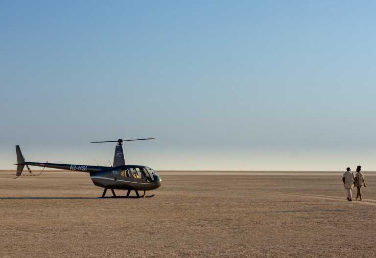 Ankunft in den Salzpfannen per Helikopter, Leroo La Tau © Foto: Desert&Delta