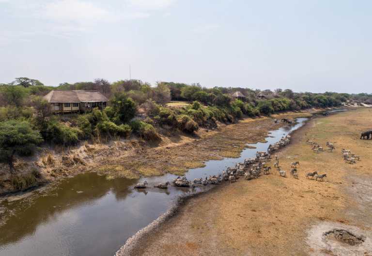 Blick auf vom anderen Ufer des Boteti auf Leroo La Tau © Foto: Desert&Delta