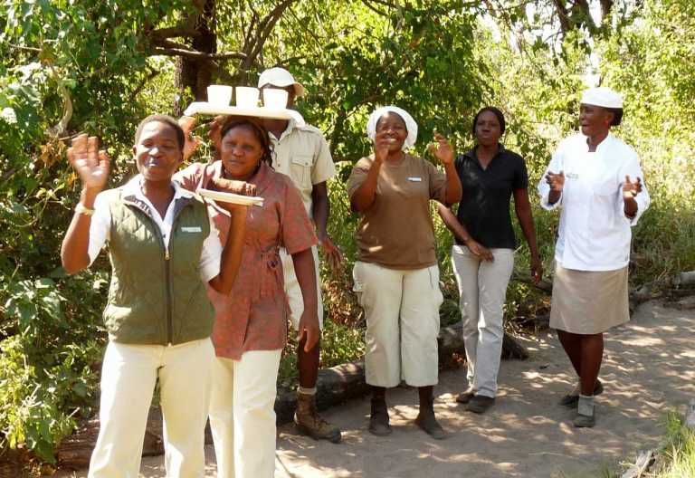 Xudum Lodge, fröhliches Personal © Foto: Ulrike Pârvu | Outback Africa