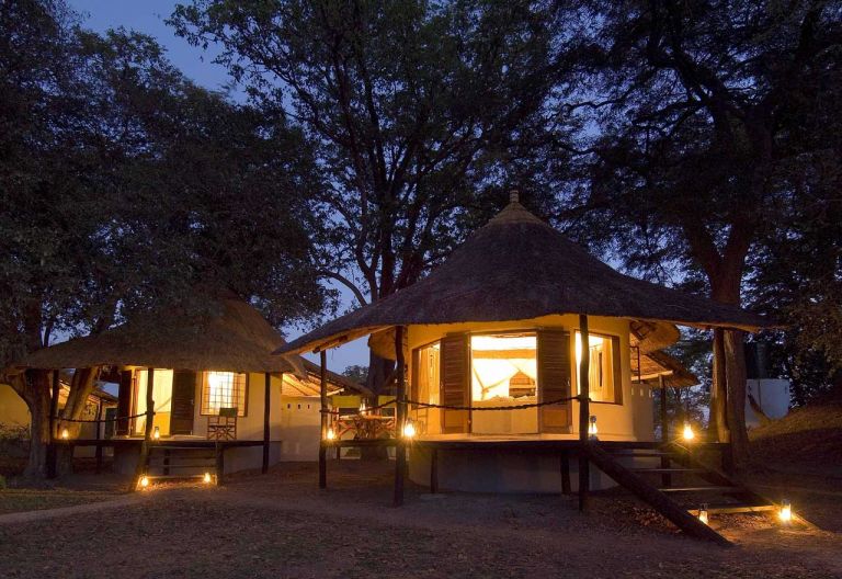 Nsefu Camp, beleuchtete Chalets © Foto: Robin Pope Safaris