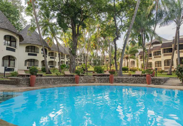 Häuser mit Zimmern verschiedener Kategorien rund um den Kisima Pool, Severin Sea Lodge, Kenia © Foto: Severin Safaris