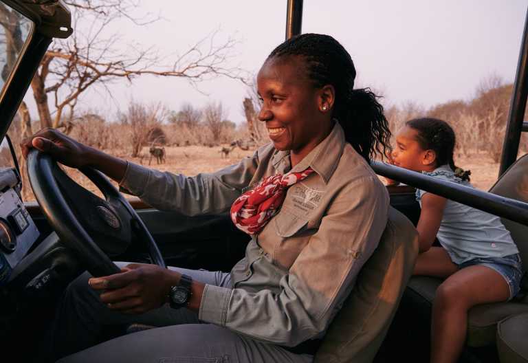 Weiblicher Guide bei einer Pirschfahrt der Chobe Game Lodge © Foto: Desert&Delta