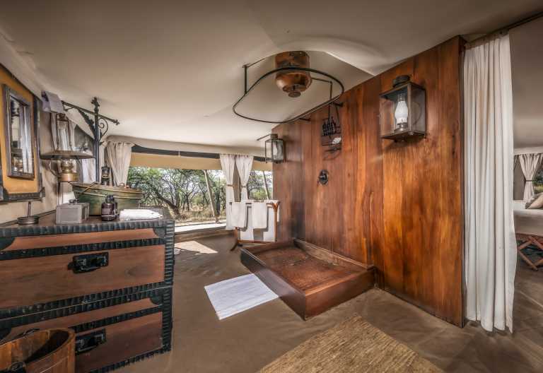 Badezimmer eines Zeltes im Serengeti Pioneer Camp © Foto: Elewana Collection