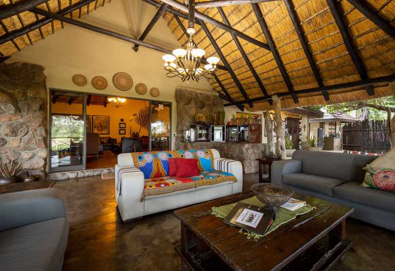 Lounge im Haupthaus der Umkumbe Safari Lodge © Foto: stew nolan