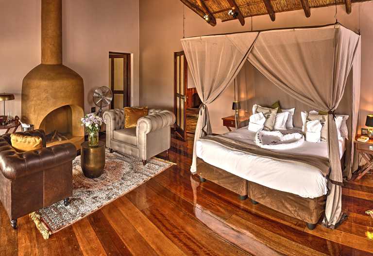 Innenansicht Chalet mit Kamin, Deception Valley Lodge © Foto: Deception Valley Lodge