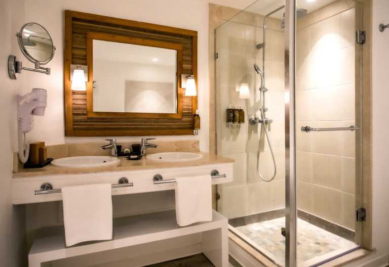 Badezimmer in einem Zimmer des Cannonier Beachcomber Resort and Spa © Foto: Beachcomber Hotels