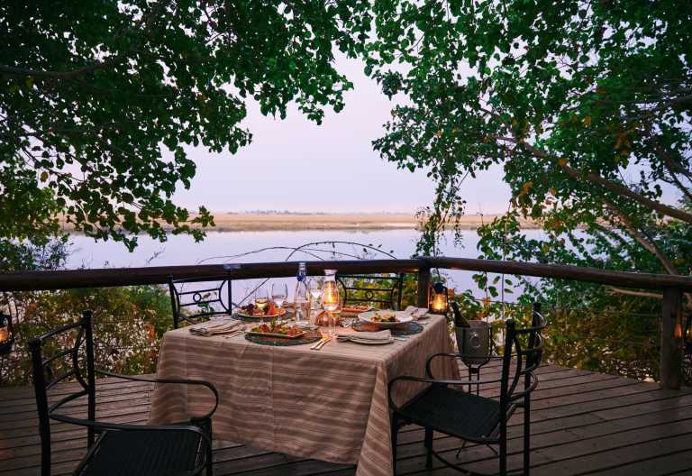 Privates Dinner auf dem Deck der Chobe Game Lodge © Foto: Desert&Delta