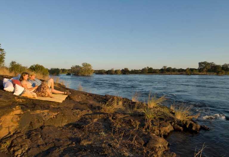 Relaxen zum Sonnenuntergang am Sambesi.
