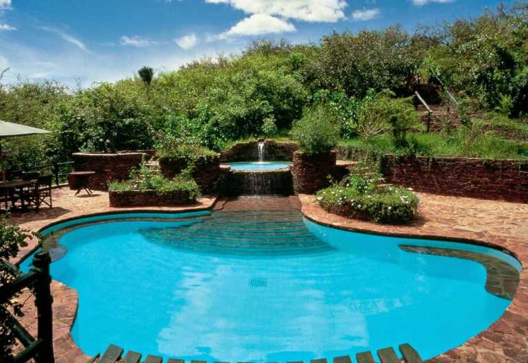 Kirawira Camp, Pool mit Wasserfall