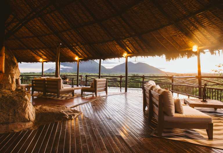 Offene Lounge mit Blick auf den Ruaha River, Ruaha River Lodge © Foto: Casey Pratt for Foxes Safaris
