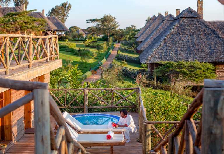 Blick auf den Jacuzzi und Spa der Neptune Ngorongoro Luxury Lodge © Foto: Neptune Hotels