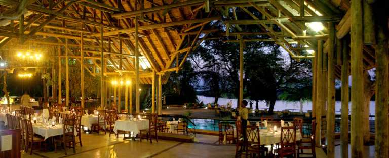 Offenes Restaurant und Pool, Chobe Safari Lodge © Foto: Chobe Safari Lodge