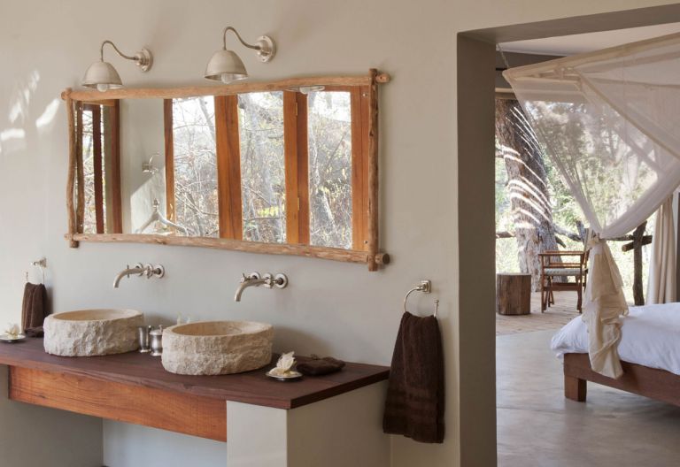 Waschtisch mit originellem Design in der Mkulumadzi Lodge