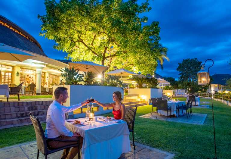 Abendessen im Garten © Foto: Ilala Lodge Hotel