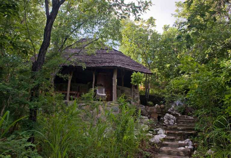 Eins der Chalets in der Nkwichi Lodge