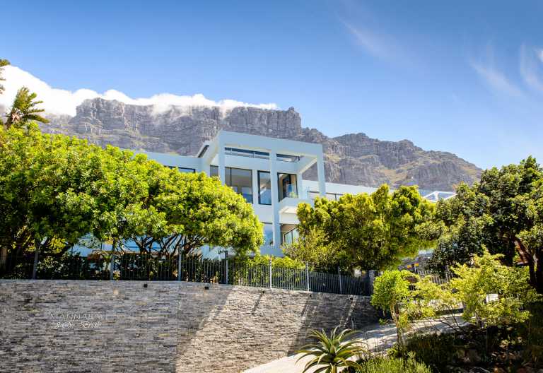 MannaBay Lodge, Blick zum Tafelberg