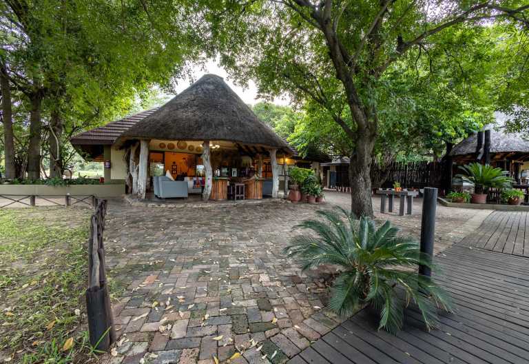 Blick auf die Hauptgebäude der Umkumbe Safari Lodge © Foto: stew nolan