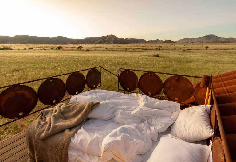 Camp Sossus, Federbett unter freiem Himmel © Foto: Outback Africa