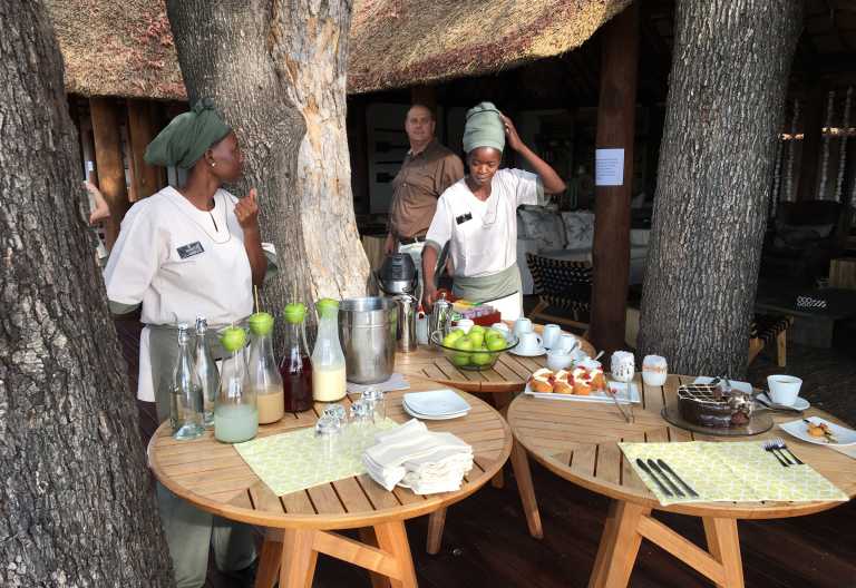 Snacks und Getränke vor der Nachmittagspirschfahrt © Foto: Svenja Penzel | Outback Africa