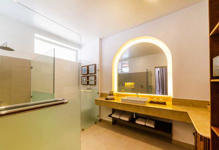 Badezimmers eines Delux-Zimmers im Bluebay Beach Resort&Spa © Foto: ROBIN BATISTA | Bluebay Beach Resort & Spa