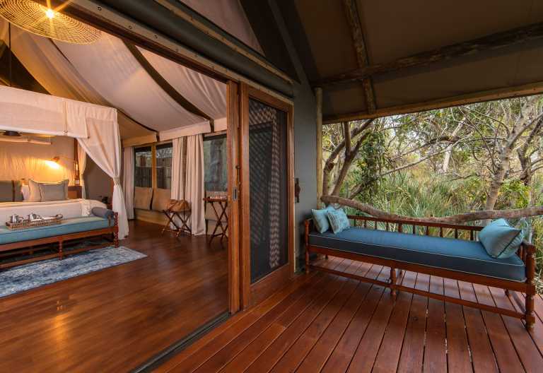 Terrasse des Zeltes mit Tagesbett, Shinde Camp © Foto: Ker& Downey