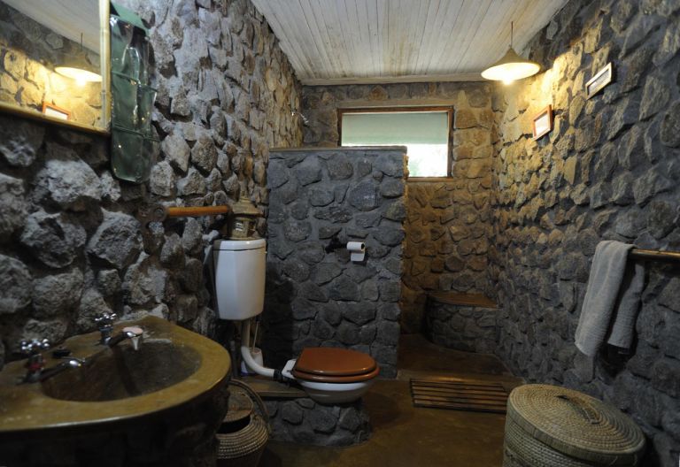 Badezimmer mit Natursteinmauern © Foto: Marco Penzel | Outback Africa