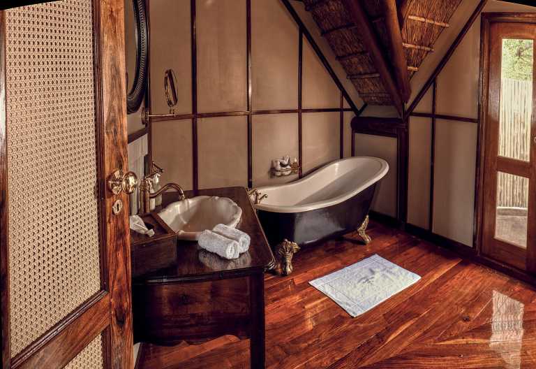 Badezimmer mit Badewanne in einem Chalet der Deception Valley Lodge © Foto: Deception Valley Lodge