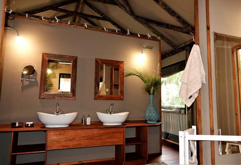 Badezimmer in einer Zeltsuite des Setari Camp © Foto: Setari Camp
