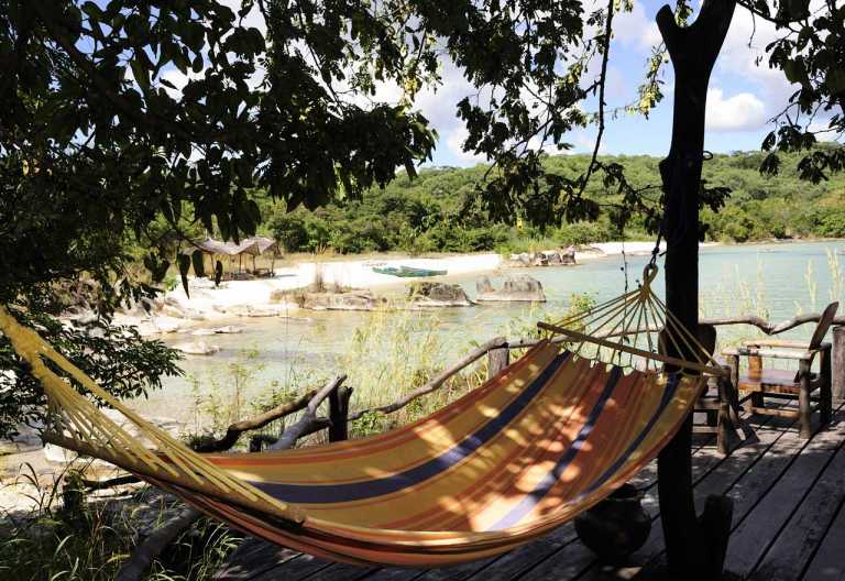 Blick vom Sonnendeck auf den Strand der Nkwichi Lodge © Foto: Marco Penzel | Outback Africa