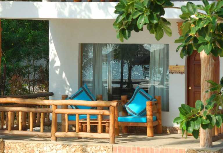 Waterlovers Beach Resort, Terrasse vor einem Cottage