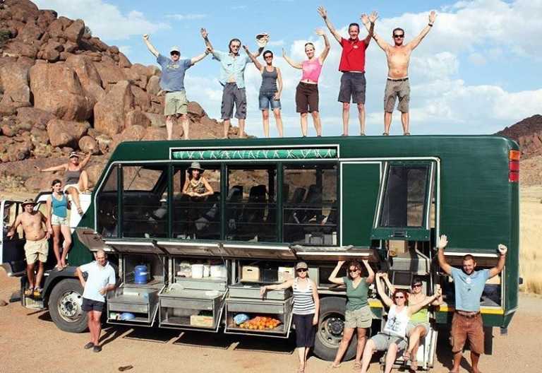 Reisegruppe auf dem Safari-Truck