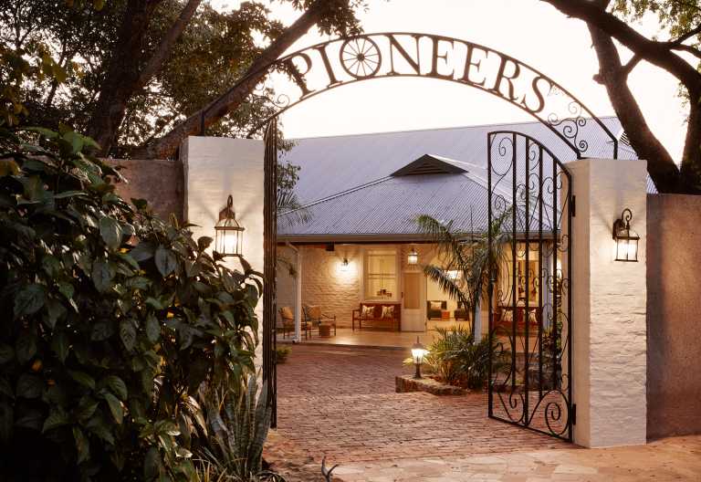 Pioneers at Victoria Falls, Eingang © Foto: Elsa Young for Pioneers at Victoria Falls