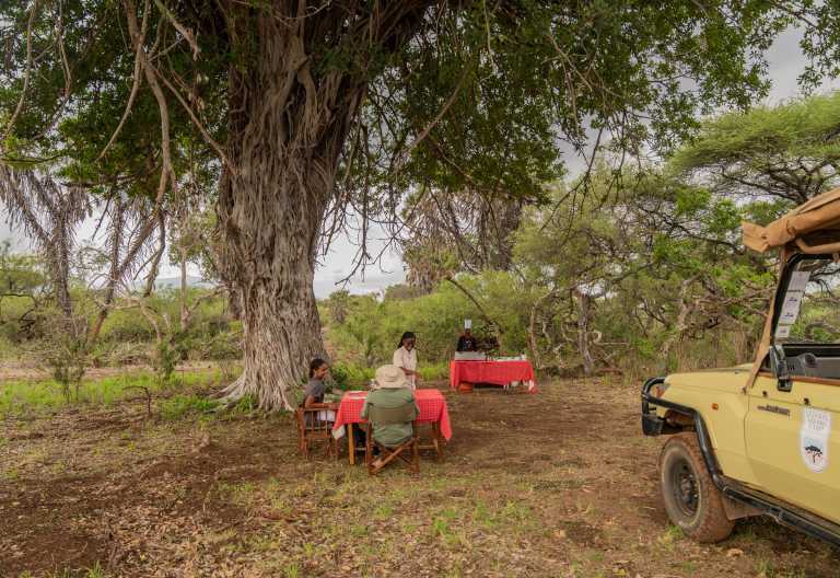 Buschlunch im Severin Safari Camp, Tsavo Nationalpark, Kenia © Foto: Brian Siambi for Severin Safaris