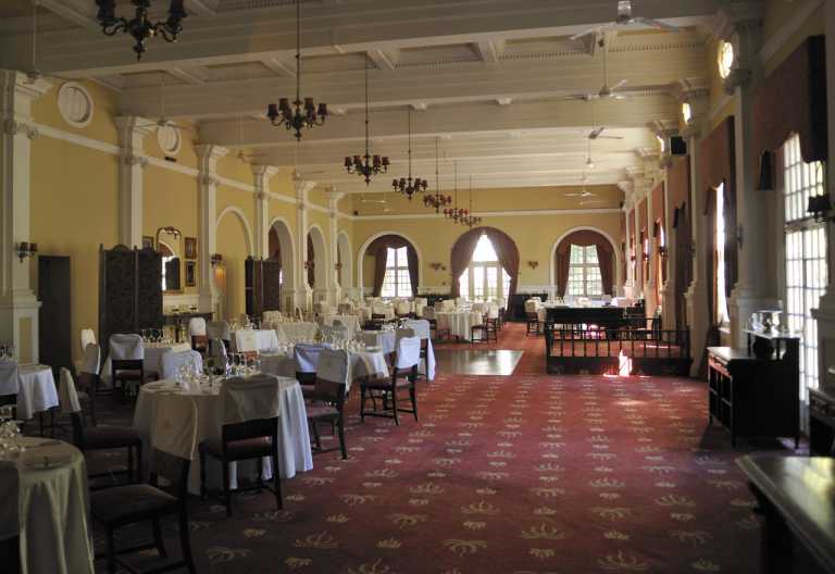 Blick in einen der Speisesäle des Victoria Falls Hotels © Foto: Marco Penzel | Outback Africa