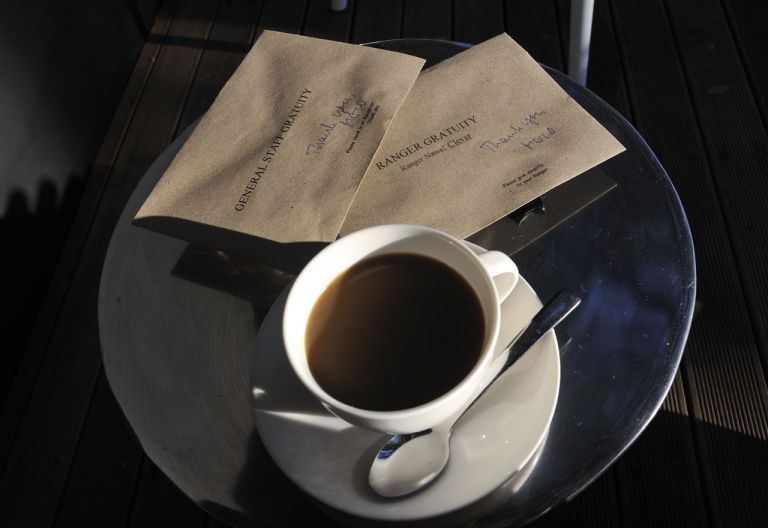 Die Trinkgeld-Umschläge sind beim Morgenkaffee schon vorbereitet. © Foto: Marco Penzel | Outback Africa