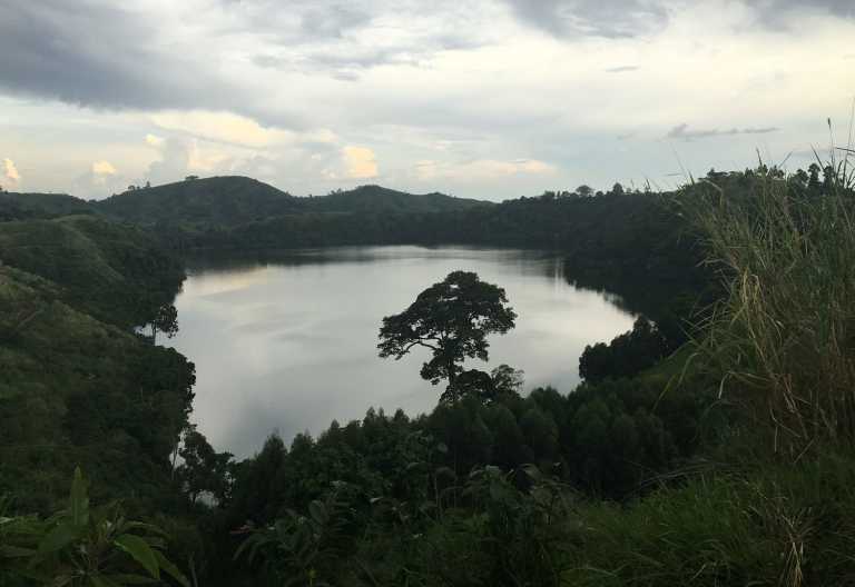 Dieser stille Kratersee mit dem markanten Baum… © Foto: Svenja Penzel | Outback Africa