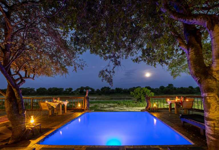 Pool der Umkumbe Safari Lodge bei Nacht © Foto: stew nolan