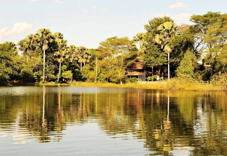Mvuu Lodge vom Wasser aus gesehen © Foto: Bernd Gerlach