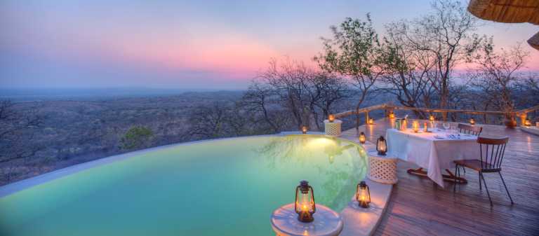 Infinity Pool und Terrasse im Haupthaus des Ikuka Safari Camps © Foto: Ikuka Safari Camp