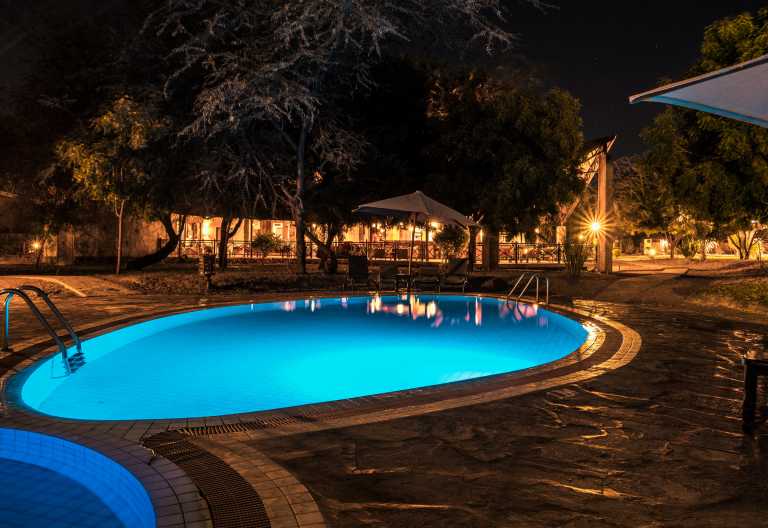 Pool des Ashnil Samburu bei Nacht © Foto: Ashnil Hotels