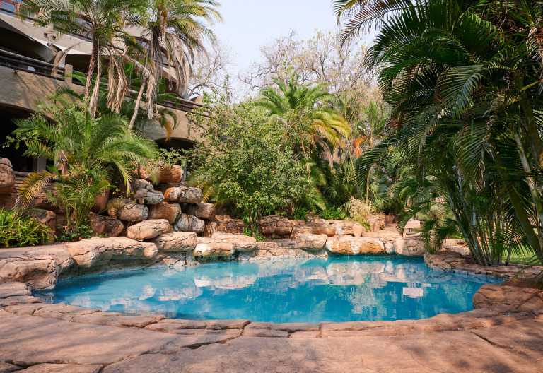 Poolbereich der Chobe Game Lodge © Foto: Desert&Delta