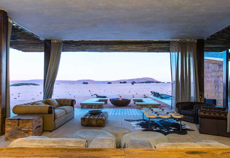 Offene Lounge der Dead Valley Lodge © Foto: Roy van der Merwe