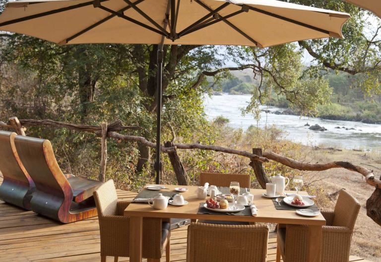 Frühstück mit Aussicht in der Mkulumadzi Lodge