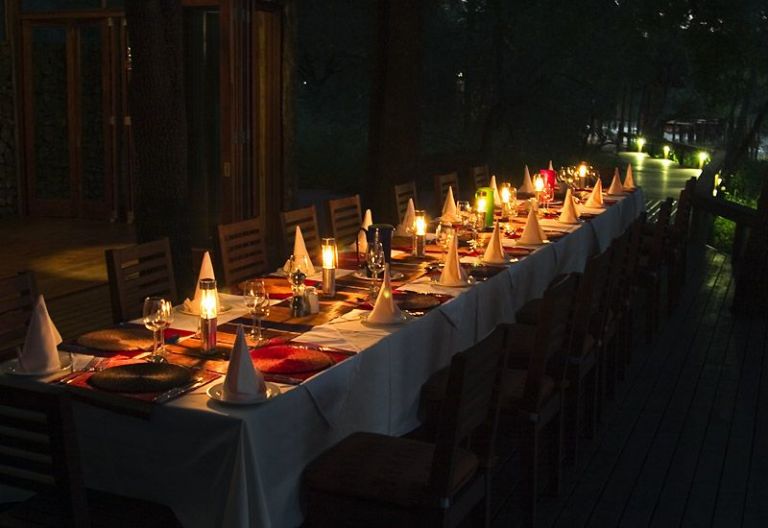 Rhino Post Safari Lodge, Dinnertisch © Foto: Guy Upfold